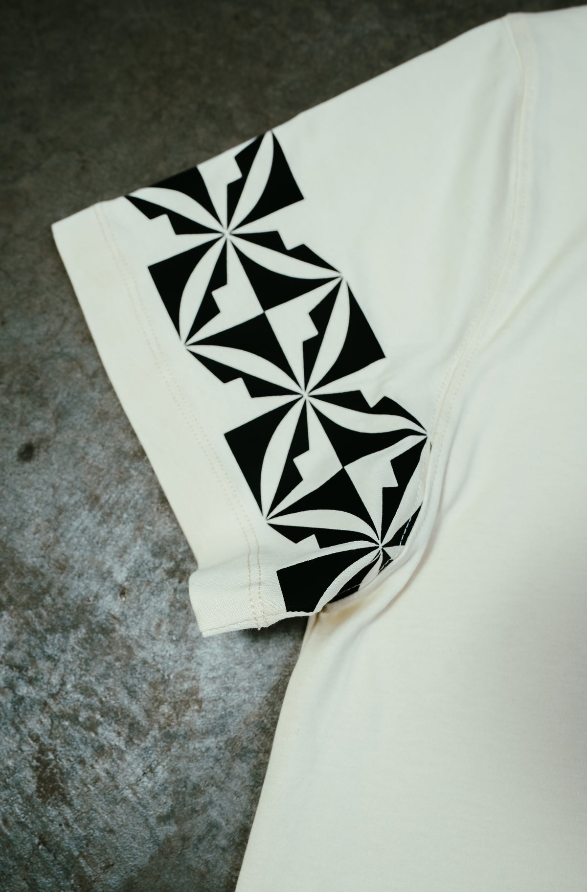 Manulua Tee Sand - Heavyweight Oversized Graphic Tee